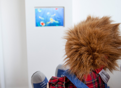 Willi im Wartezimmer am Tablet