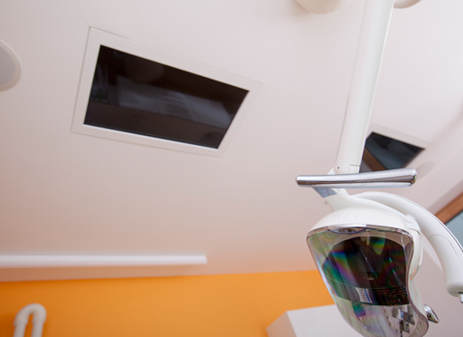 Monitore in der Decke