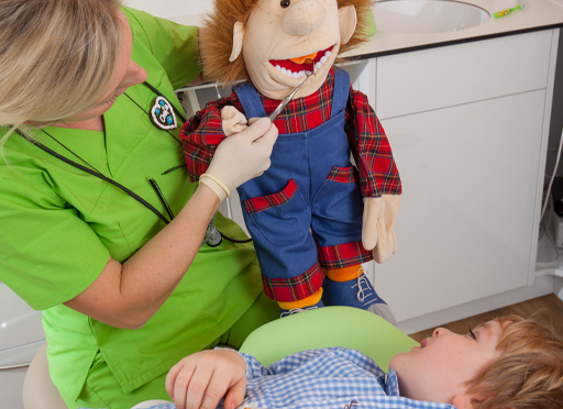 Zahnbehandlung Willi mit Kind